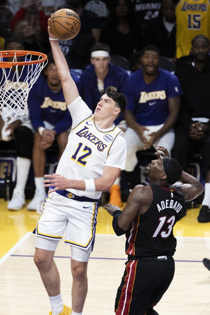 张佳玮：今天改变局势的是拉拉维亚 他是当下湖人阵容里的润滑剂